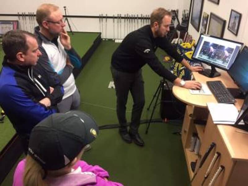 Mike Kanski helps students on a recent &#039;Putting Fundamentals&#039; clinic